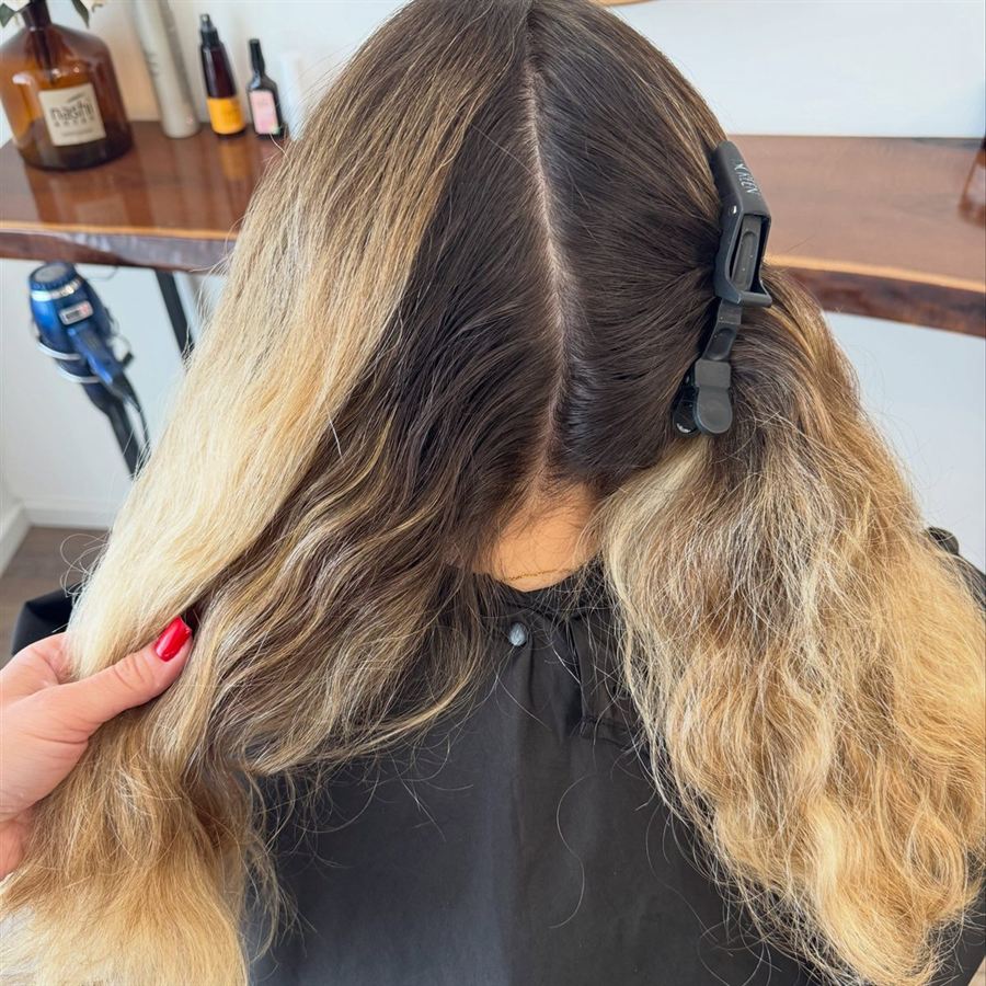 Lucrare din salon — șuvițe separate în timpul colorării