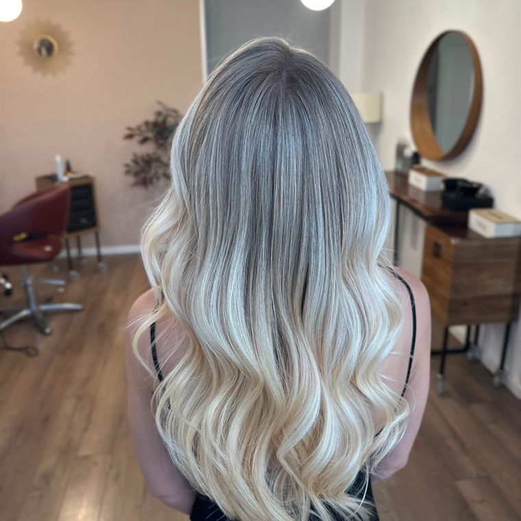 Balayage ash-blonde, vedere din spate, oglindă rotundă de alamă în fundal