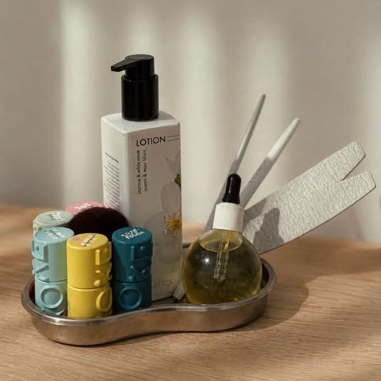 Tava cu produse de manichiură: loțiune, pile și ulei de cuticule