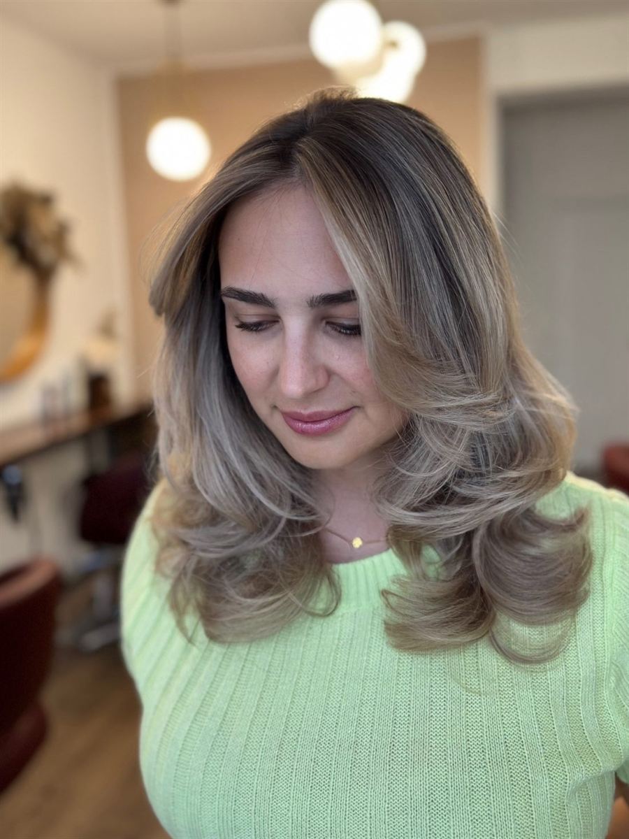 Lucrare din salon — tunsoare în straturi cu volum